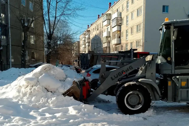 В Кургане продолжается работа по уборке улиц, дворов и вывозу снега.