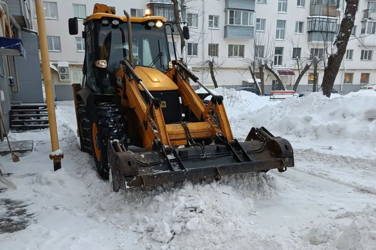 В Кургане продолжается работа по уборке улиц, дворов и вывозу снега.