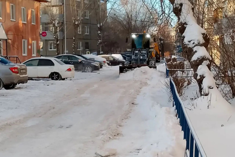 В Кургане продолжается работа по уборке улиц, дворов и вывозу снега.