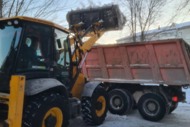 В Кургане продолжается работа по уборке улиц, дворов и вывозу снега.