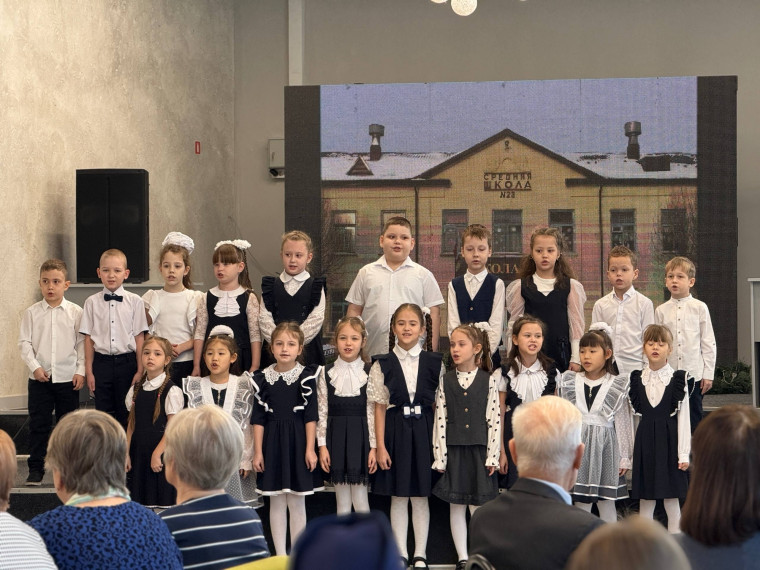 «Путешествие на юбилейном экспрессе». Одна из курганских школ отметила 90-летний юбилей.