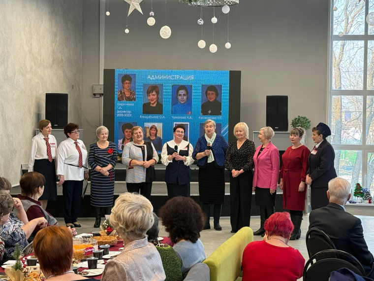 «Путешествие на юбилейном экспрессе». Одна из курганских школ отметила 90-летний юбилей.