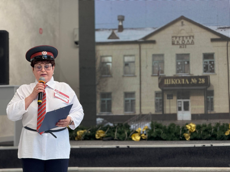 «Путешествие на юбилейном экспрессе». Одна из курганских школ отметила 90-летний юбилей.