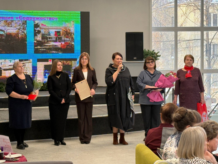 «Путешествие на юбилейном экспрессе». Одна из курганских школ отметила 90-летний юбилей.