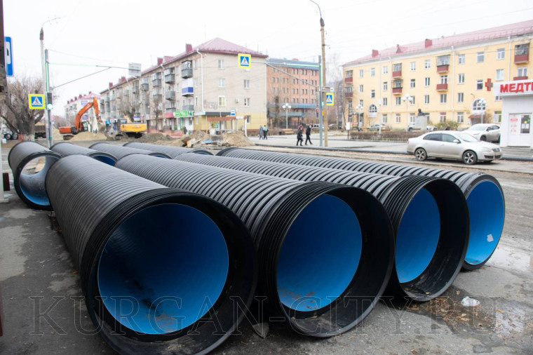 На улице К. Мяготина продолжается масштабная замена канализационных и водопроводных сетей.