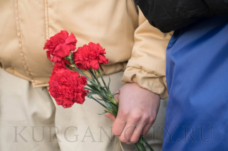 В Кургане торжественно возложили цветы к Вечному огню в память о Победе в Сталинградской битве.