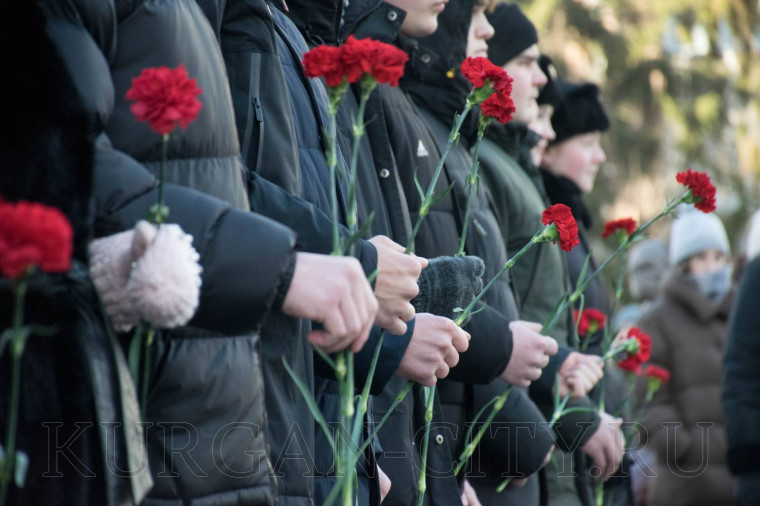 В Кургане торжественно возложили цветы к Вечному огню в память о Победе в Сталинградской битве.