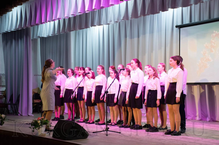 «Мы дарим Вам свои сердца!». В Детской школе искусств № 1 состоялся праздничный концерт, посвященный 8 Марта.
