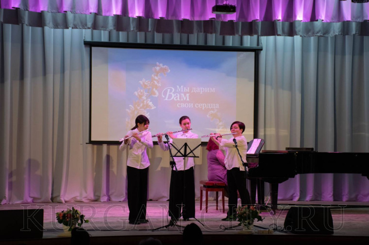 «Мы дарим Вам свои сердца!». В Детской школе искусств № 1 состоялся праздничный концерт, посвященный 8 Марта.