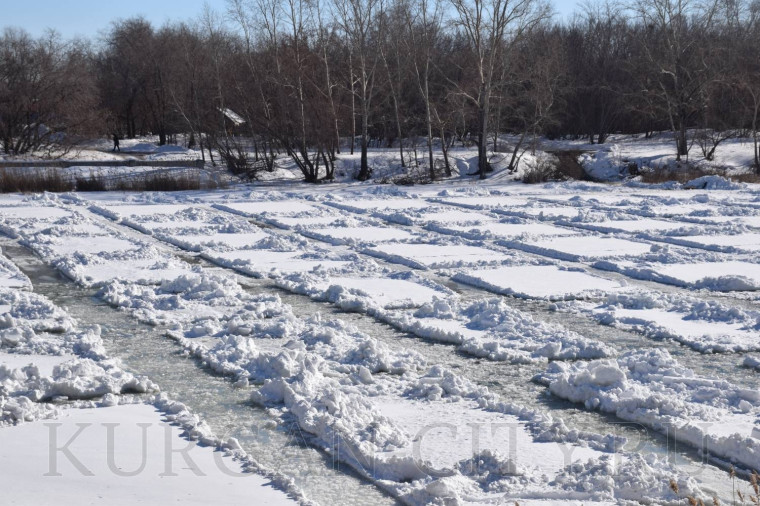 На реке Тобол ведется подготовка к распиловке льда.