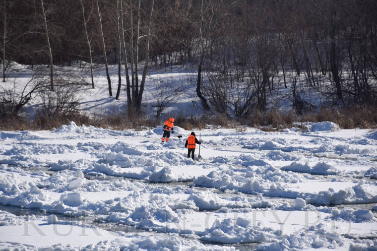 На реке Тобол ведется подготовка к распиловке льда.