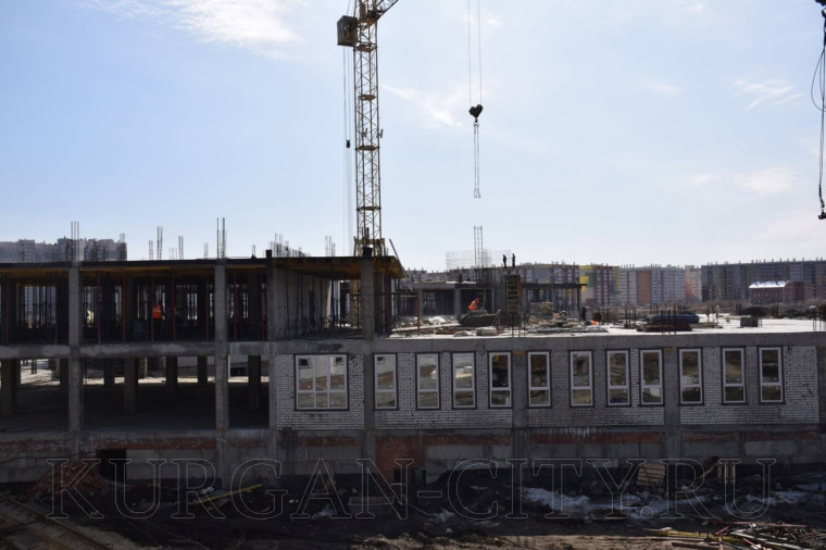 Продолжается строительство школы на 1500 мест в Заозерном.