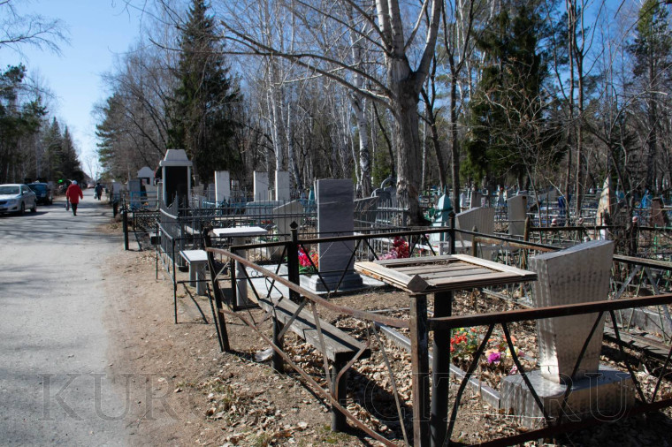 На кладбищах наводят порядок перед Родительским днем.