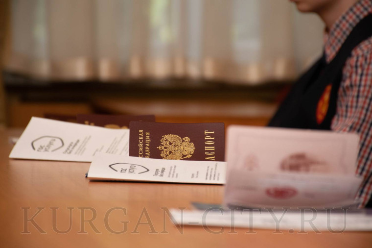 Курганским школьникам торжественно вручили первые паспорта.