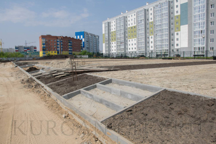 Глава города Кургана Елена Ситникова проверила ход строительства новой школы в Заозёрном.