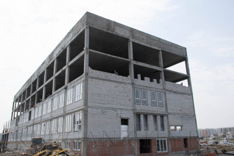 Глава города Кургана Елена Ситникова проверила ход строительства новой школы в Заозёрном.