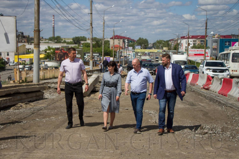 Глава города Елена Ситникова проконтролировала ход работ на Некрасовском путепроводе.