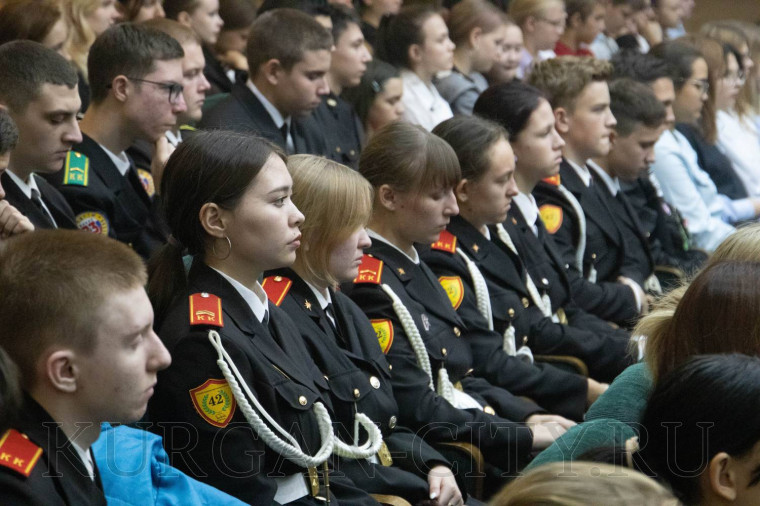 В центре внимания – военно-патриотическое воспитание молодежи. Ветераны рассказали курганским школьникам о Курской битве.