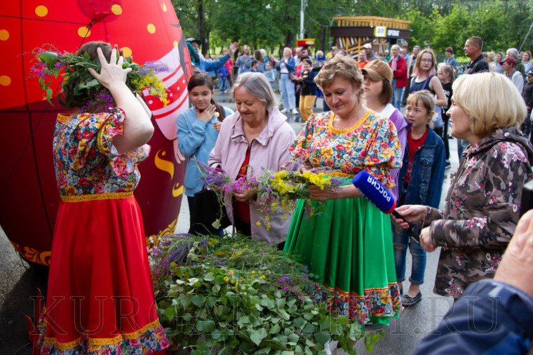 День Ивана Купалы в Кургане отметили хороводами, народными играми и забавами и выступлением группы «Калина Фолк».