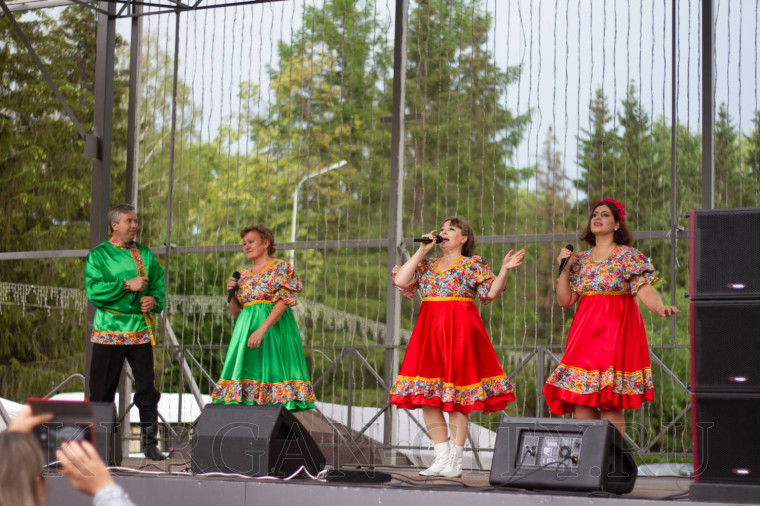 День Ивана Купалы в Кургане отметили хороводами, народными играми и забавами и выступлением группы «Калина Фолк».