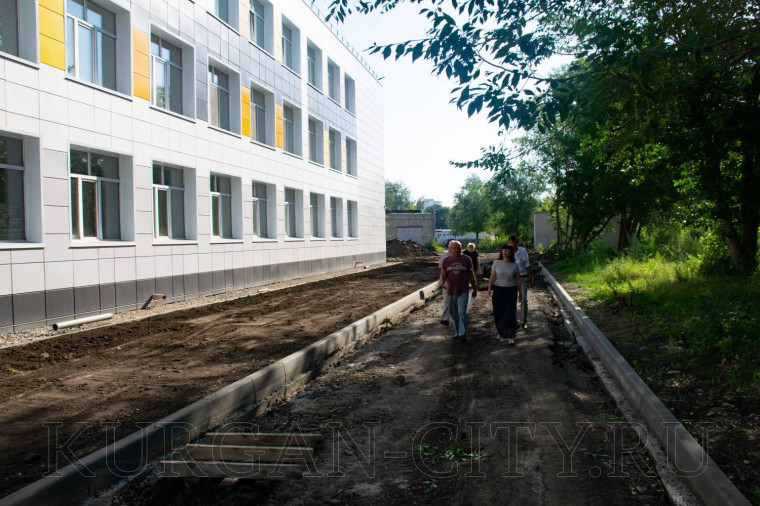 Глава города Елена Ситникова проконтролировала ход работ по благоустройству территории средней школы № 11.