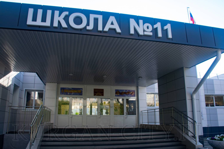 Глава города Елена Ситникова проконтролировала ход работ по благоустройству территории средней школы № 11.