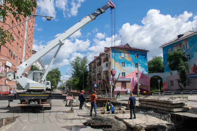 На улице М.Горького продолжаются ремонтные работы теплосетей.