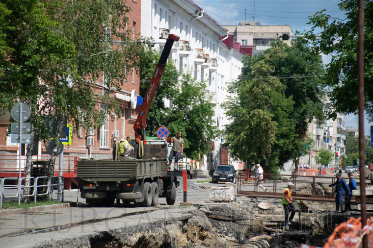 На улице М.Горького продолжаются ремонтные работы теплосетей.