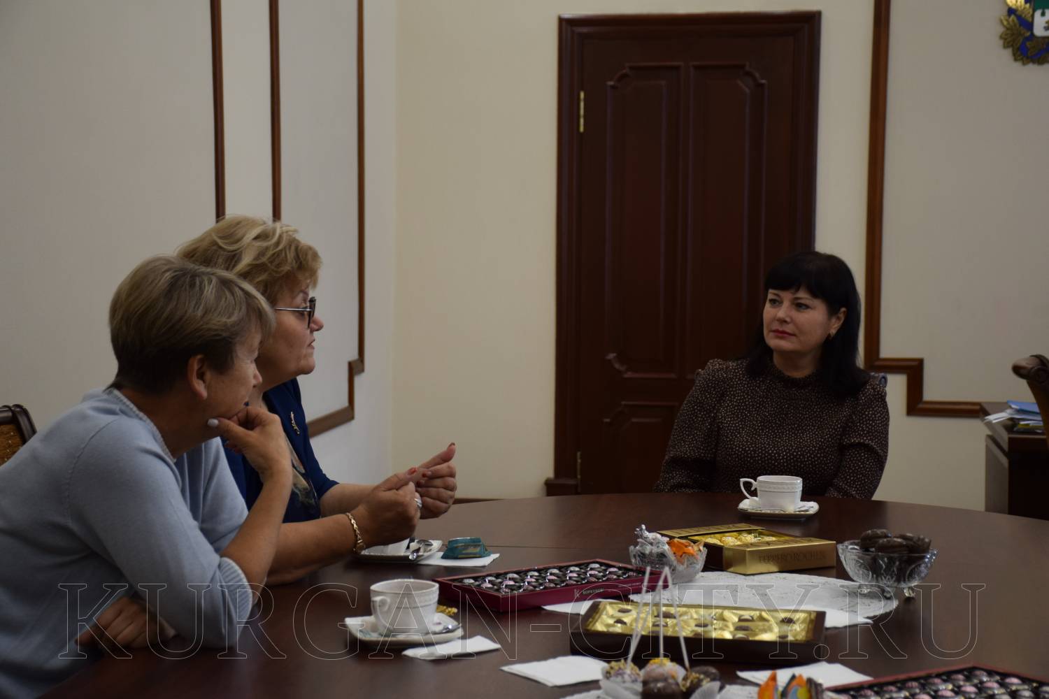 Глава города Кургана Елена Ситникова встретилась с педагогами – победителями областных конкурсов на предоставление грантов Губернатора региона.