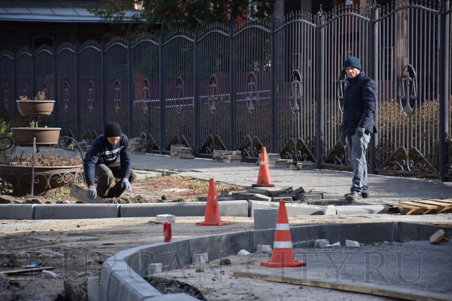 На улице М. Горького продолжаются работы по благоустройству проезжей части после масштабной замены изношенных теплосетей.