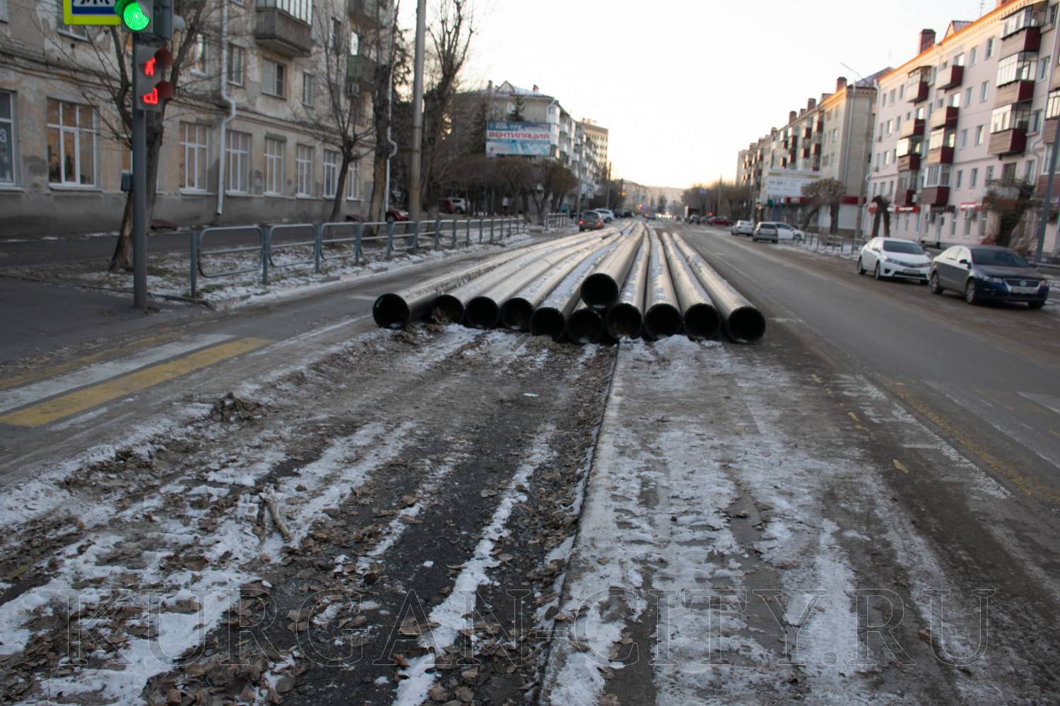 На улице К. Мяготина продолжается прокладка трубопровода. Восстановлен пешеходный переход.