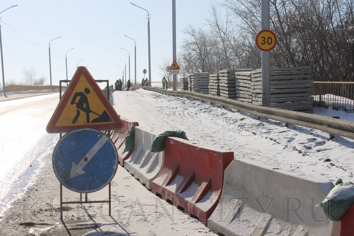 Вниманию пешеходов! При движении по Бурово-Петровскому мосту выбирайте безопасные пути.