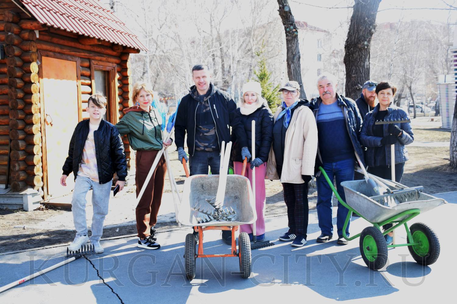 Члены городской Общественной палаты провели субботник в Городском саду.