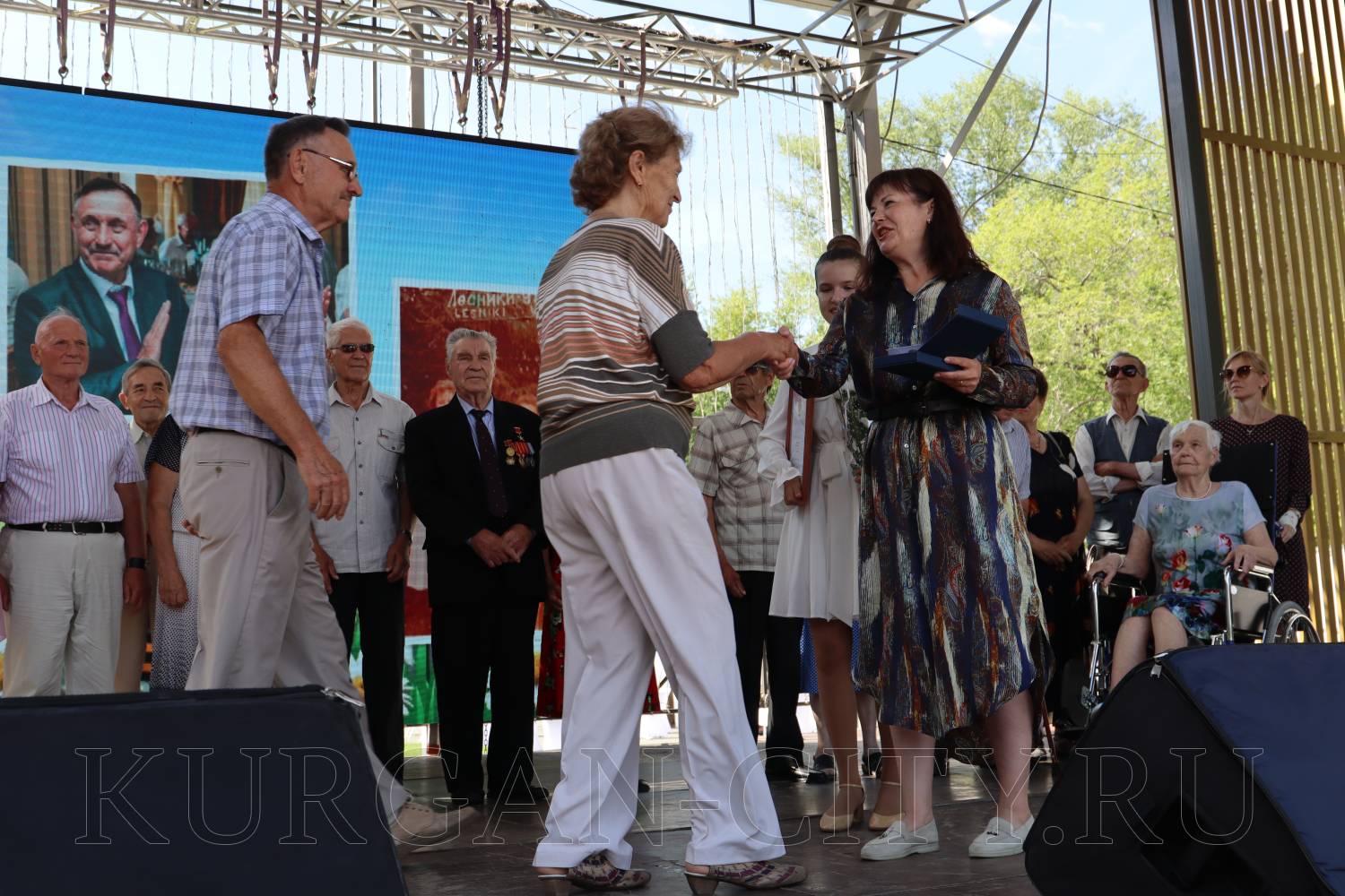 Глава Кургана Елена Ситникова вручила курганским семейным парам медали «За любовь и верность».