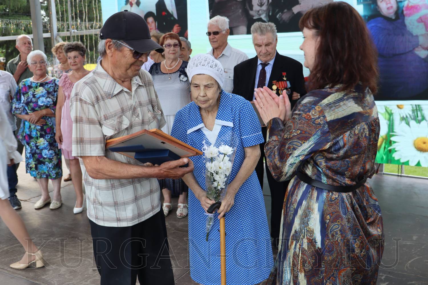 Глава Кургана Елена Ситникова вручила курганским семейным парам медали «За любовь и верность».