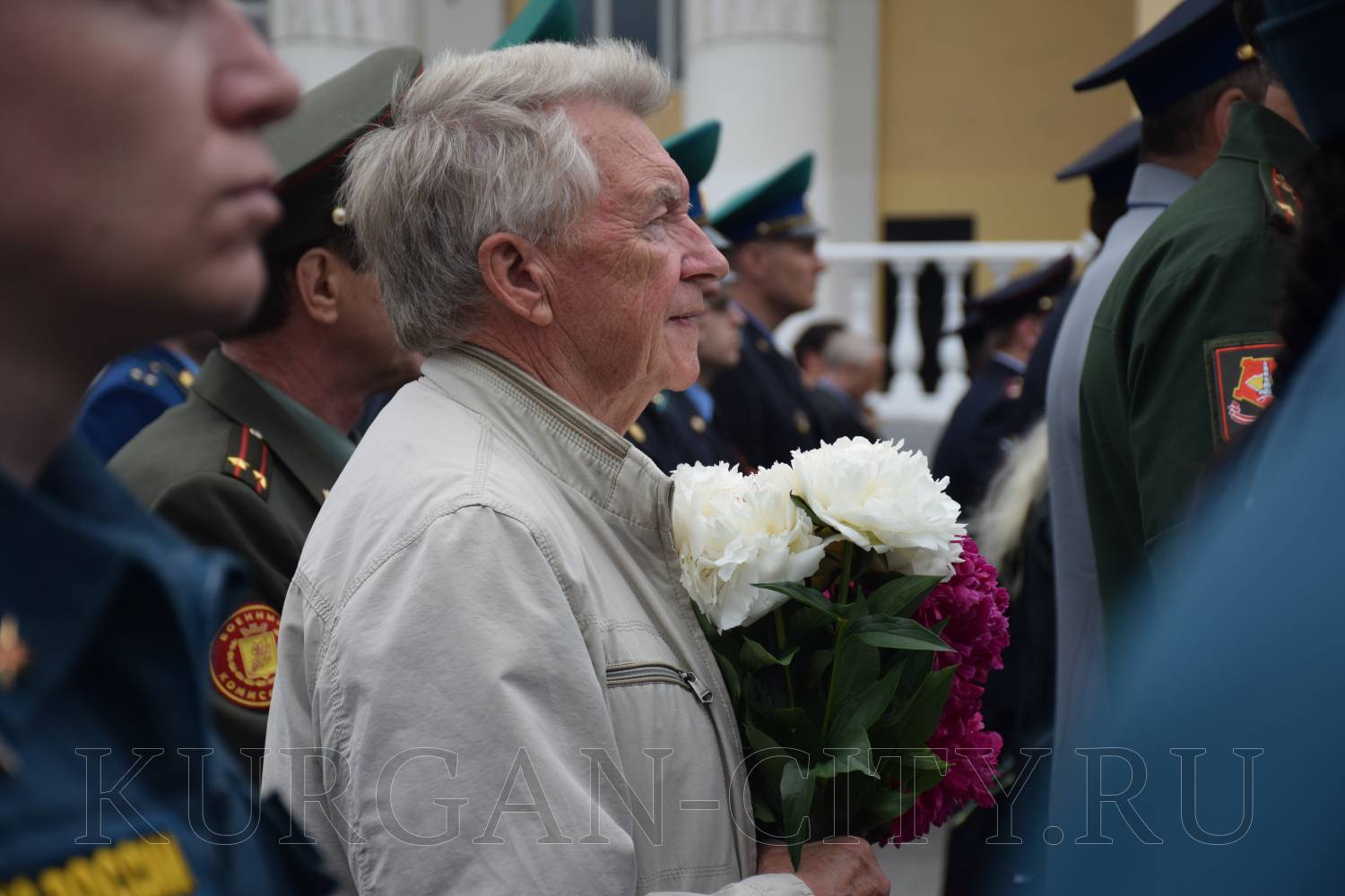 В День памяти и скорби курганцы возложили венки и цветы к Мемориалу Славы.