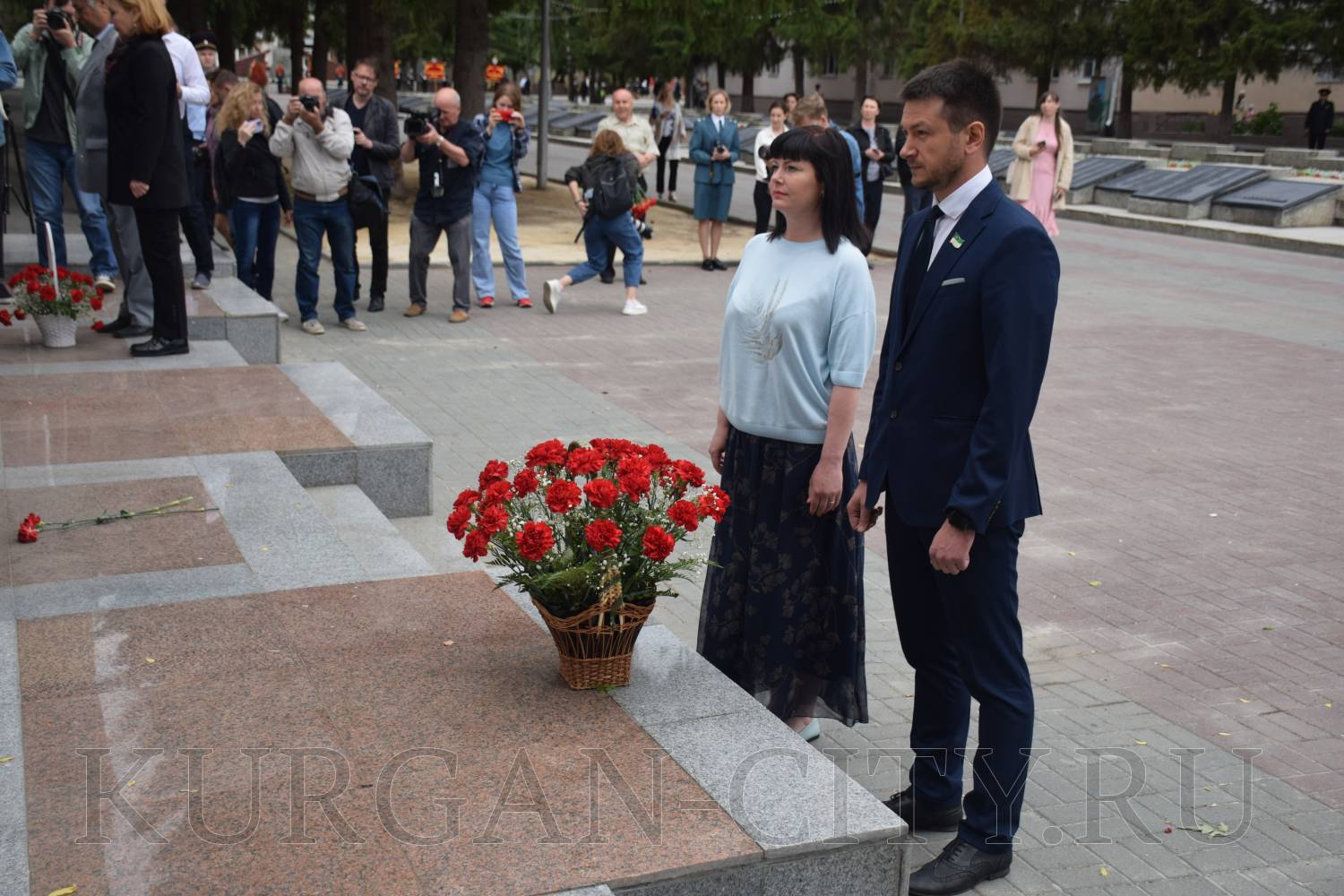 В День памяти и скорби курганцы возложили венки и цветы к Мемориалу Славы.